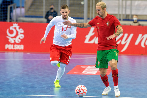 Piłkarz reprezentacji Polski Sebastian Leszczak (L) i Miguel Angelo (P) z Portugalii podczas meczu eliminacyjnego mistrzostw Europy w futsalu, w hali "Atlas Arena"