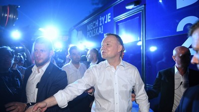  Wybory prezydenckie 2020. Ubiegający się o reelekcję prezydent RP Andrzej Duda (C) w sztabie wyborczym PiS w Łowiczu,