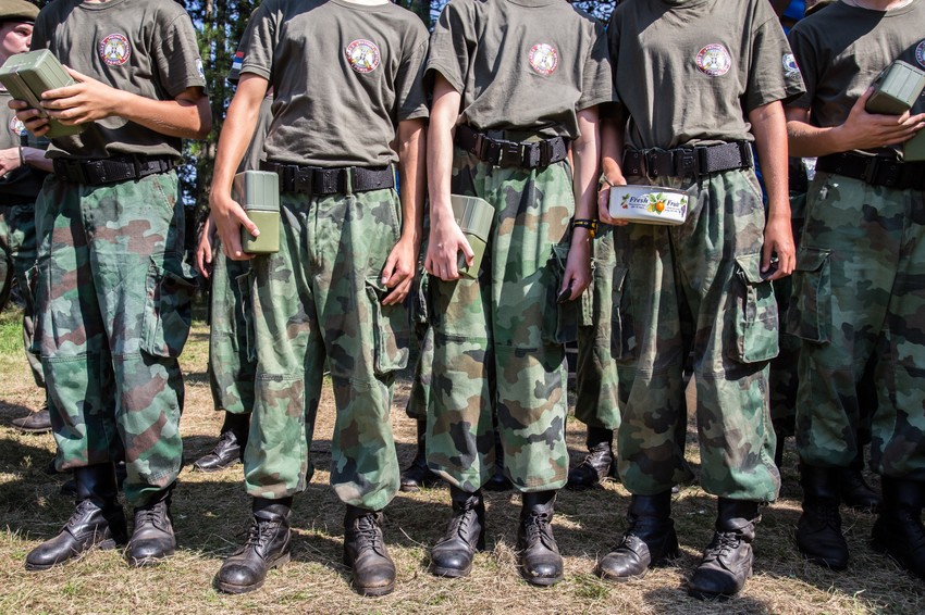 Deca na vojnoj obuci