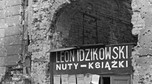 1945 r. Prowizoryczna księgarnia z książkami i nutami, filia firmy wydawniczej Leona Idzikowskiego, zlokalizowana w bramie wjazdowej do zniszczonego budynku przedwojennej siedziby filii w Alejach Jerozolimskich