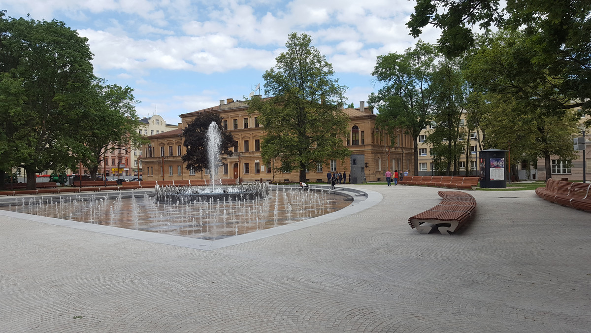 We wtorek zniknęło ogrodzenie, które od wielu miesięcy odgradzało mieszkańców miasta od przebudowywanego placu Litewskiego. Jednak od pewnego czasu przez siatkę widać było efekty prac. Niektórzy narzekają na "zabetonowanie" tego miejsca, innych urzeka styl i nowoczesność placu Litewskiego.