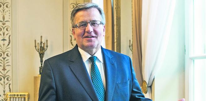 <strong>Miejsce 10. Bronisław Komorowski, prezydent RP.</strong><br /><br />
 
Do niedawna prezydent zadowalał się rolą doradcy rządu lub stratega wskazującego dziedziny, w których konieczne są zmiany. Tak było zarówno w sprawach emerytalnych, jak i prorodzinnych. W poprzednim roku Bronisław Komorowski zmienił taktykę i jego ministrowie przygotowali ustawowe korekty dwóch istotnych dziedzin. Irena Wóycicka proponuje korektę rozwiązań prorodzinnych przygotowanych przez rząd Donalda Tuska. To pomysły, które mają pomóc w pogodzeniu roli rodzica z pracą i mieć pozytywny wpływ na rynek pracy oraz demografię. Drugi z prezydenckich ministrów, Olgierd Dziekoński, przygotował propozycję nowelizacji ordynacji podatkowej. Najważniejsza zasada tego projektu przewiduje, że wszelkie wątpliwości prawne mają być interpretowane na korzyść podatnika. Ma to uwolnić Polaków od arbitralności fiskusa w spornych sprawach. Co istotne, prezydent jest obecnie jednym z głównych organów państwowych systematycznie przypominającym, że istnieje taki cel dla Polski, jak euro i powinna się zacząć dyskusja na temat tego, jak i kiedy do unii walutowej przystąpić. Ani dla rządu, ani dla banku centralnego to nie jest na razie temat. (gos)<br /><br />