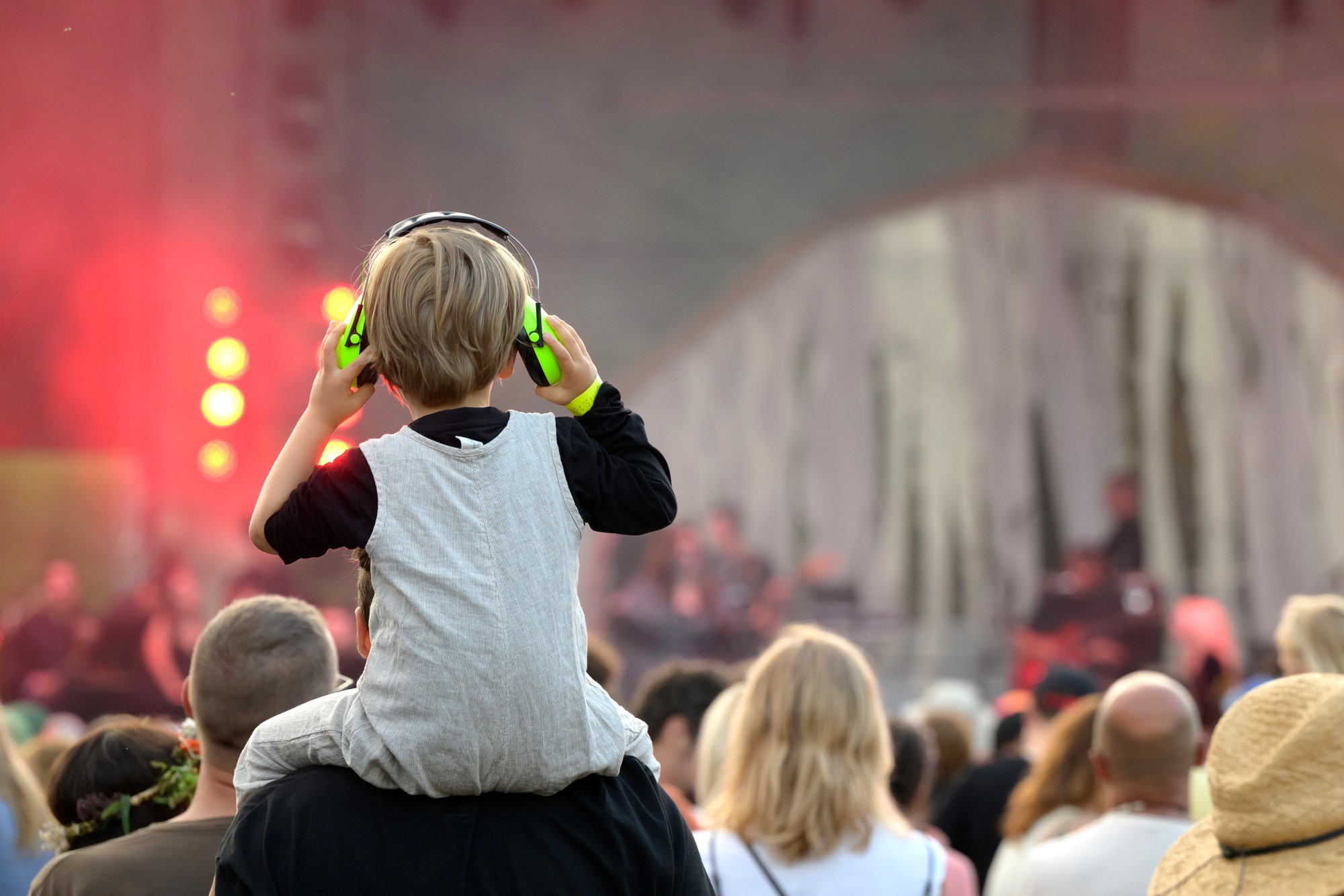 Na lúke neďaleko Hontianskych Nemiec v okrese Krupina sa v piatok 1. augusta 2025 začal trojdňový multižánrový festival Atmosféra.
