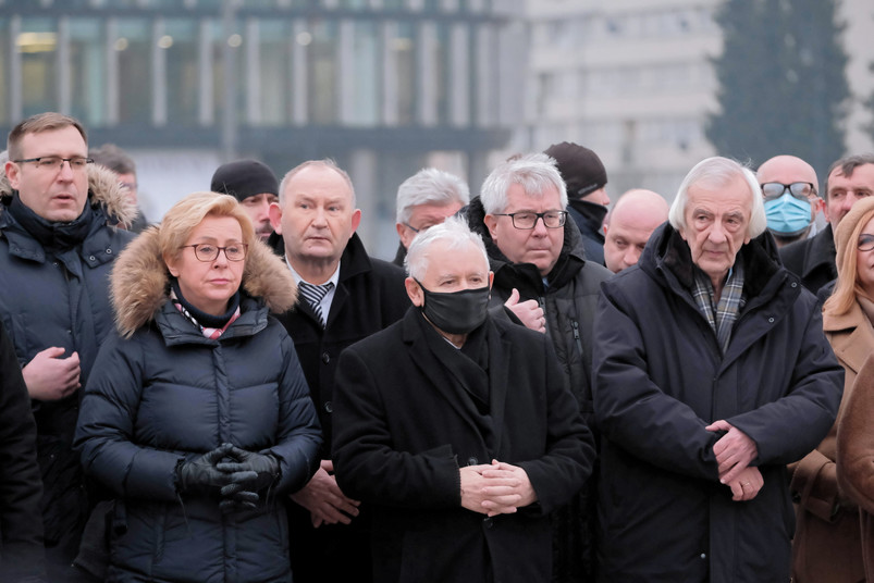 Wicepremier, prezes PiS Jarosław Kaczyński (C), wicemarszałek Sejmu Ryszard Terlecki (4P), europosłowie Ryszard Czarnecki (5P) i Jadwiga Wiśniewska (2L) oraz sekretarz stanu w Ministerstwie Aktywów Państwowych Maciej Małecki (L) podczas uroczystości przed pomnikiem Ofiar Tragedii Smoleńskiej na pl. Piłsudskiego w Warszawie