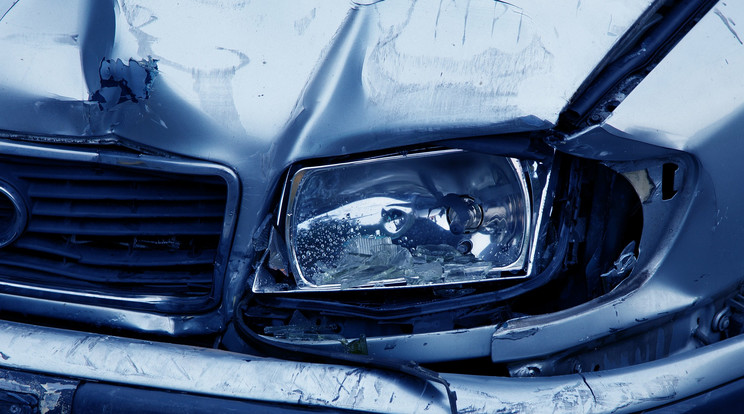 A teherautó ismeretlen okból áttért a szemközti sávba és egy kamionnal karambolozott, egy ember életét vesztette / Illusztráció: Pixabay