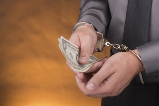 Za korupcję odpowiadają osoby, które przyjmowały i wręczały łapówki. Chyba że przełożony o nich wiedział