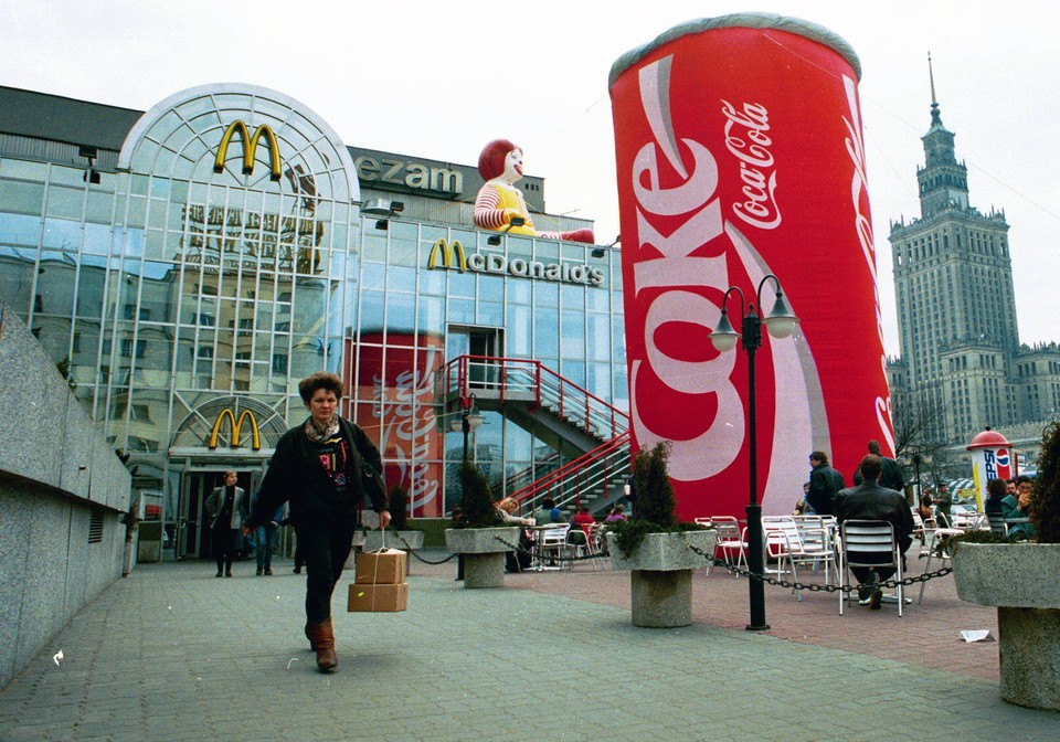  McDonald's przy ul. Marszałkowskiej, 1993 r. i 2015 r. 