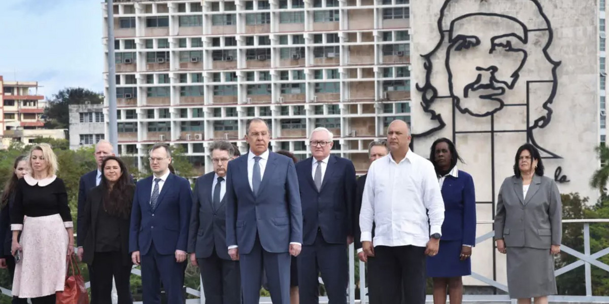 Minister spraw zagranicznych Rosji, Siergiej Ławrow, uczestniczy w ceremonii składania wieńców pod pomnikiem José Martí w Hawanie w lutym