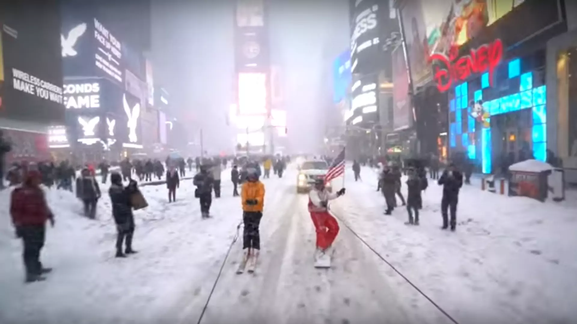 Co robić, gdy twoje miasto nagle zasypał śnieg? Ten mężczyzna jeździł na snowboardzie… w samym centrum Nowego Jorku