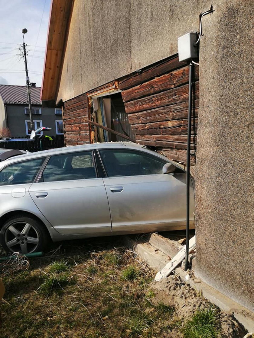 Dramat pod Kłobuckiem. Samochód wpadł do pokoju