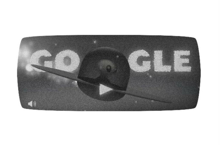 <b>66 rocznica incydentu w Roswell</b>
<br></br>
Data publikacji: 8 lipca 2013
<br></br>
Wyjątkowość tego doodla polega na tym, że jest on w pełni animowanym filmem, który dodatkowo jest interaktywny. Internauta może za pomocą myszy sterować ruchem pozaziemskiej istoty. 
<br></br>
Incydent w amerykańskim Rosswell do dziś rozpala dyskusje ufologów przekonanych o rzekomym rozbiciu się w pobliżu tego miasta niezidentyfikowanego obiektu pozaziemskiego. Rzecz miała miejsce w lipcu 1947 roku, kiedy przypadkowe małżeństwo zauważyło z tarasu swojego domu pędzący, świetlisty obiekt. Mimo dementi władz (które przekonywały, że para zauważyła spadający wrak balonu meteorologicznego), domysły i teorie o tym, czym był ów obiekt, wypełniły prasę. W efekcie Roswell zyskało światową sławę jako centrum spotkań ufologów i wszelakiej maści tropicieli oryginalnych teorii. Dziś działa tam Międzynarodowe Muzeum i Ośrodek Badań nad UFO. 
<br><br>
Warto na marginesie dodać, że i Polacy mają swoje Rosswell. W maju 1978 Jan Wolski, mieszkaniec lubelskiej wsi Emilcin, miał zobaczyć dziwne, pozaziemskie istoty i ich pojazd. Słynne UFO w Emilcinie doczekało się nawet pomnika, choć sama historia została już dość dobrze zbadana i niewiele w niej pozaziemskich wątków. 
<br></br>
Ciekawy jest zasięg  doodla o Rosswell. Wyświetlany był oczywiście w USA, Kanadzie, w niektórych krajach Ameryki Południowej i Europy Zachodniej oraz… na Ukrainie, Węgrzech i w Rumunii.