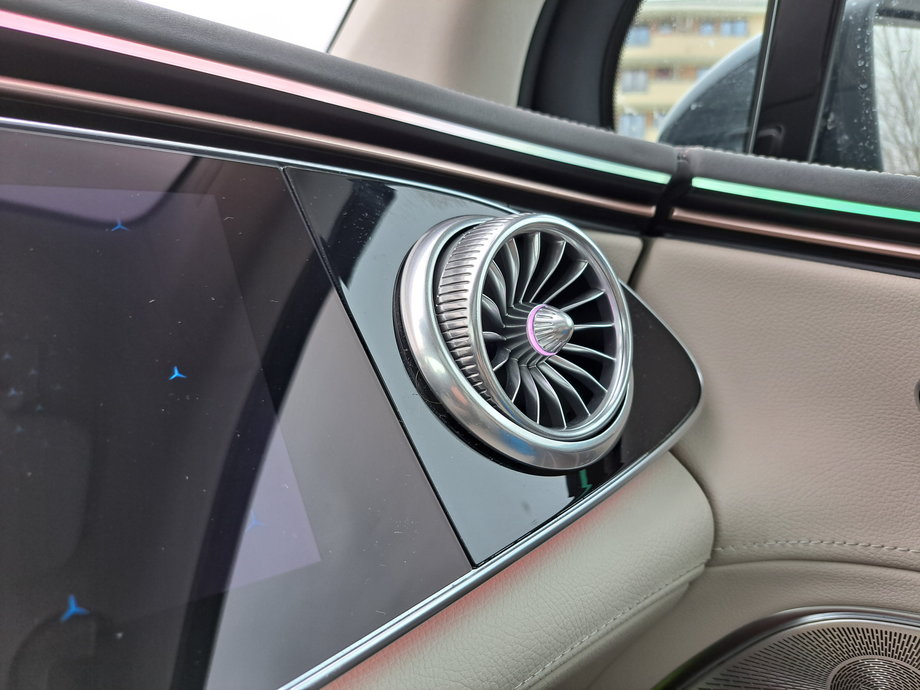 Mercedes EQS SUV - nawet dysze nawiewów wyposażono w ambientowe podświetlenie.