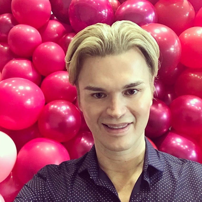 Celebritný kaderník Kim Vō.