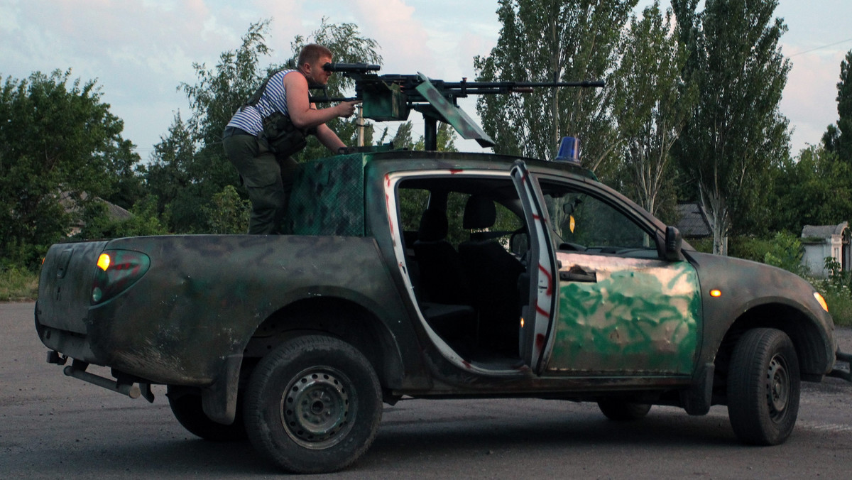 Pentagon ostrzegł, że "bliski" wydaje się transport zestawów rakietowych z Rosji do prorosyjskich separatystów na Ukrainie. Broń ta znajduje się na tyle blisko granicy, że może być przekazana "potencjalnie jeszcze dzisiaj". Ambasador USA przy NATO Douglas Lute powiedział natomiast, że Rosja zgromadziła ok. 15 tysięcy żołnierzy wzdłuż granicy z Ukrainą.