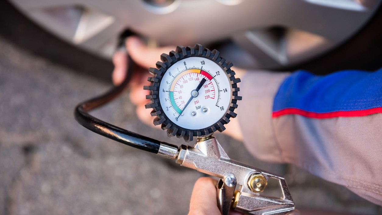 Príprava vozidla na dlhú cestu na Slovensku vyžaduje dôkladnú kontrolu tlaku v pneumatikách pri plnom zaťažení batožinového priestoru. Vodiči by mali v roku 2026 venovať pozornosť aj stavu rezervného kolesa pred štartom. 