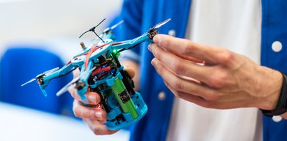 Uczniowie technikum w Łodzi zbudowali sondę kosmiczną, która mieści się w puszce. Cansat z ŁSSE wygląda jak dron, ale niech cię to nie zmyli. Potrafi znacznie więcej