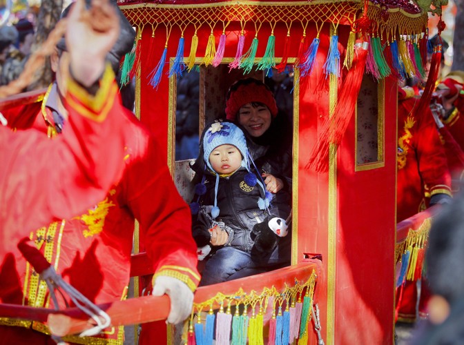 Przepych, bogaty ceremoniał i odwołania do tradycji cesarstwa