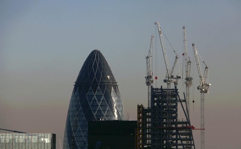 Po lewej budynek Swiss Re Insurance, znany również jako 'the Gherkin', po prawej budowa  budynku the Leadenhall, Londyn, 30.11.2012,