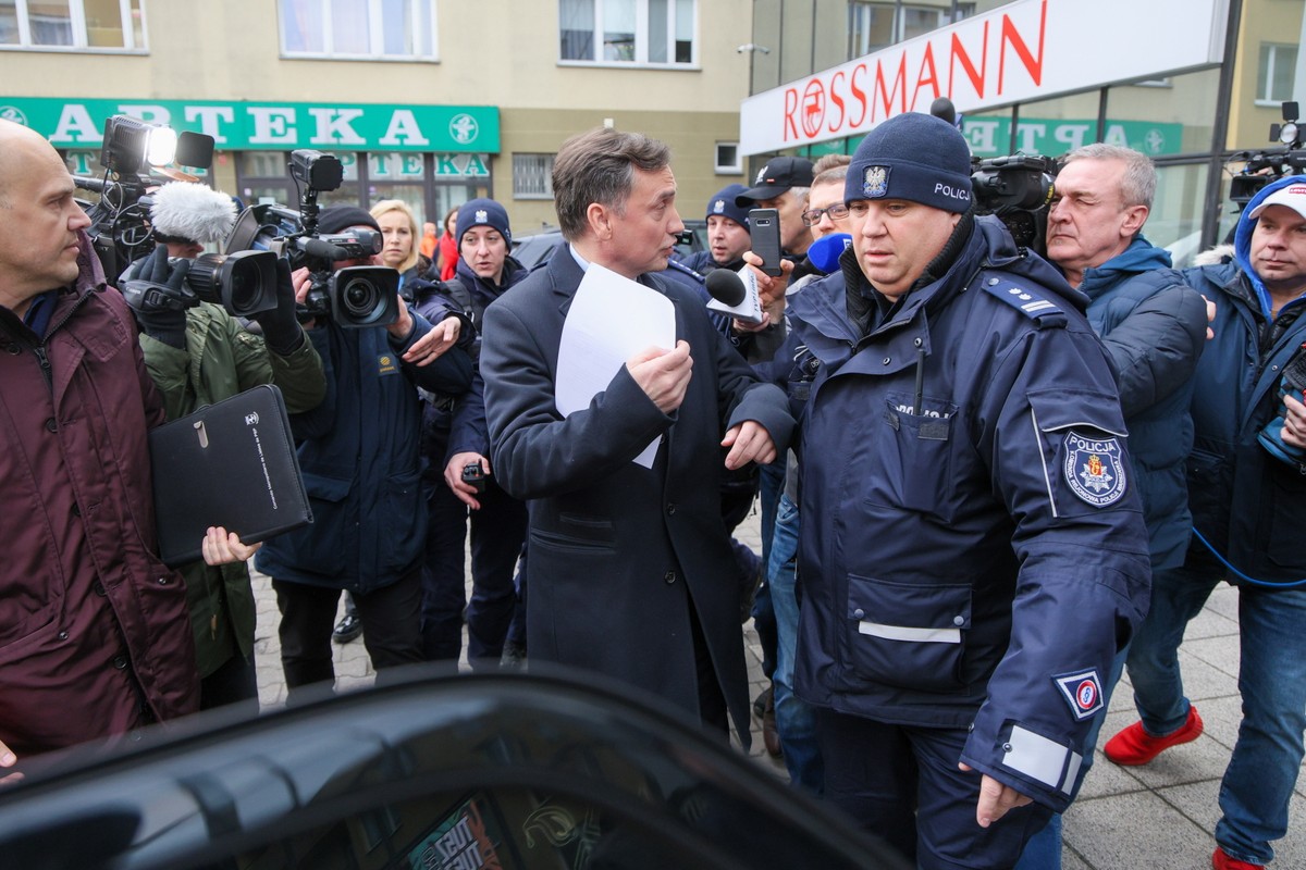 Warszawa, 31.01.2025. Były minister sprawiedliwości, poseł PiS Zbigniew Ziobro (C) zatrzymany przez policję przed siedzibą studia Telewizji Republika w Warszawie, 31 bm. Zgodnie z decyzją sądu, polityk ma zostać doprowadzony na posiedzenie komisji śledczej ds. Pegasusa. (jm) PAP/Rafał Guz