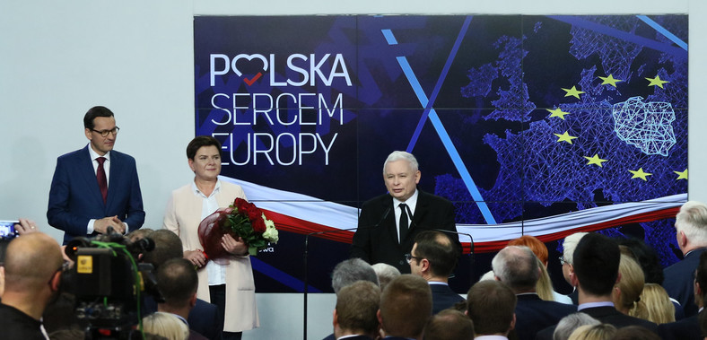 M.Morawiecki, B.Szydło i J.Kaczyński w siedzibie PiS po wyborach do PE
