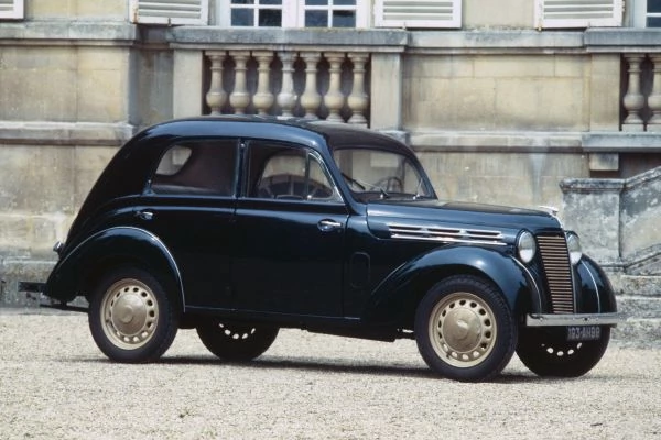 Renault Juvaquatre Berline 4-portes 1939 r.