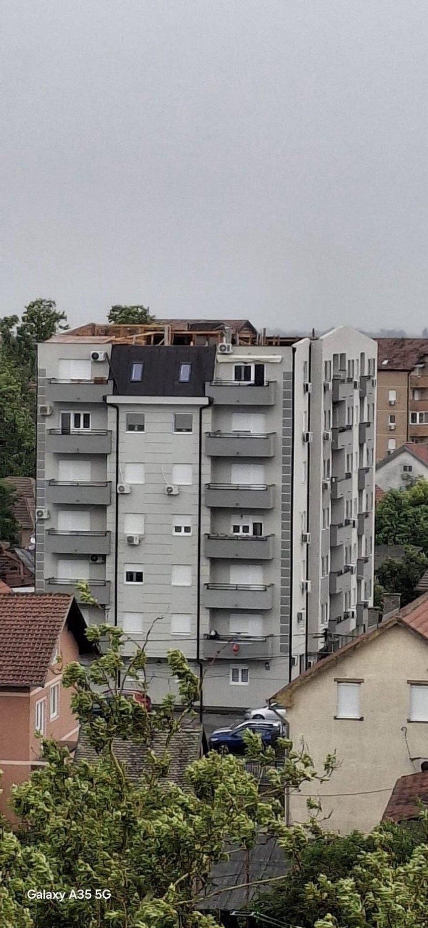 Odleteo krov sa zgrade u Borči