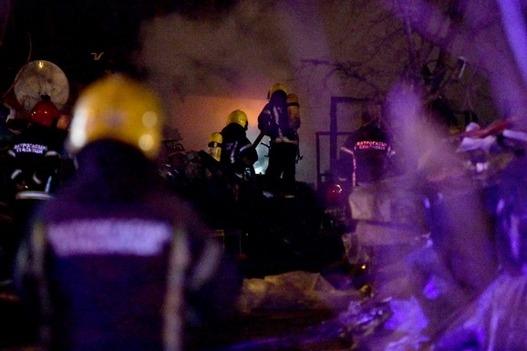 MAJKA I SIN IZVUČENI IZ VATRENE STIHIJE! Drama kod Paraćina: Porodična kuća potpuno izgorela