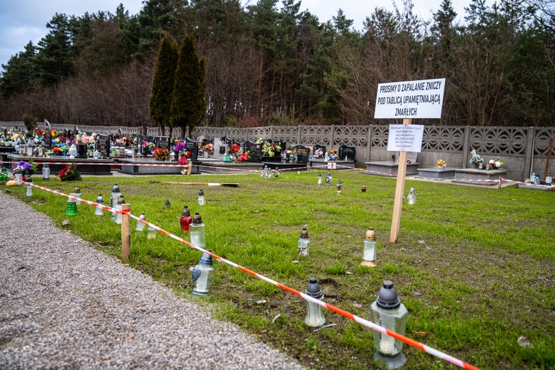 Zasypany lej na cmentarzu przy ulicy Jana Pawła II