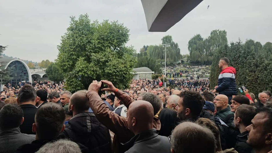 Potresne scene na sahrani Halida Bešlića