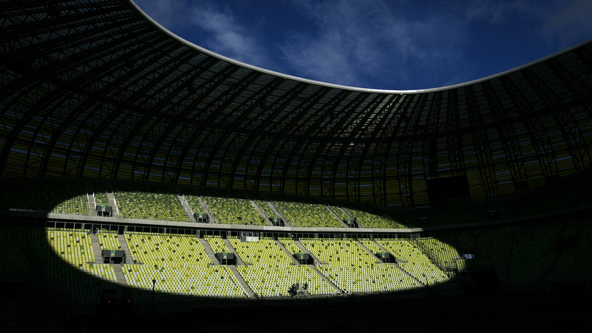 Stadion Energa Gdańsk będzie pierwszym obiektem w piłkarskiej ekstraklasie wyposażonym w hybrydową murawę. Debiut nowej nawierzchni, która jest połączeniem naturalnej trawy z syntetycznymi włóknami, zaplanowano 30 lipca podczas meczu Lechii z Wisłą Kraków.