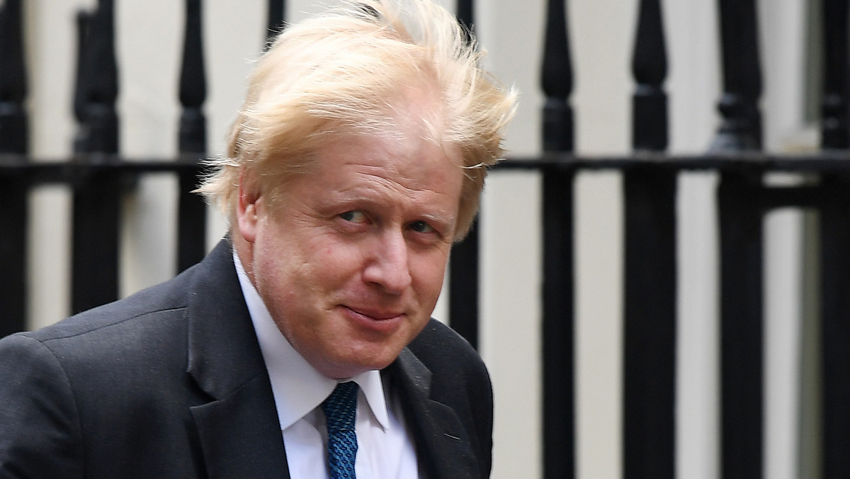 Szef MSZ Wielkiej Brytanii Boris Johnson zarzucił premier Theresie May, że promuje "szalony" model przyszłych relacji celnych z UE po Brexicie. Model ten podważyłby możliwość negocjowania własnych porozumień handlowych z krajami trzecimi - ocenił.