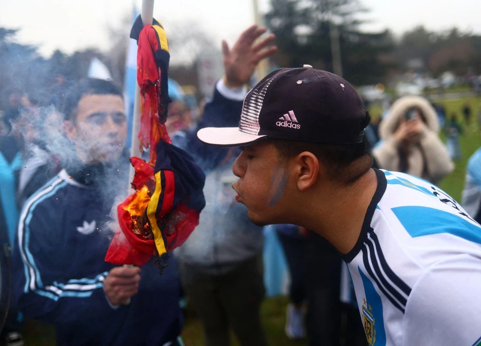 Navijači Argentine spaljuju dres Španije ispred sedišta Fudbalskog saveza Argentine na obodu Buenos Ajresa posle poraza Argentine u finalu Svetskog prvenstva | Foto: REUTERS/Matias Baglietto