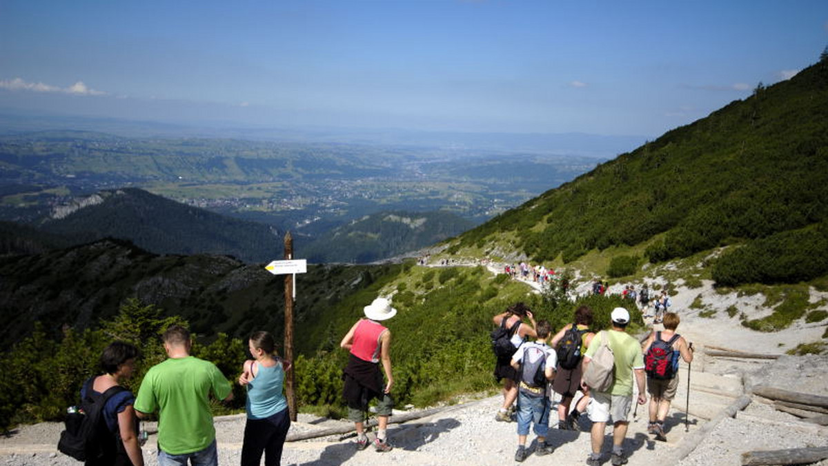 Tysiąc wolontariuszy pozbiera śmieci z tatrzańskich szlaków. W ostatni weekend czerwca startuje akcja "Czyste Tatry". W ideę największego sprzątania Tatr w historii angażują się turyści z całej Polski.