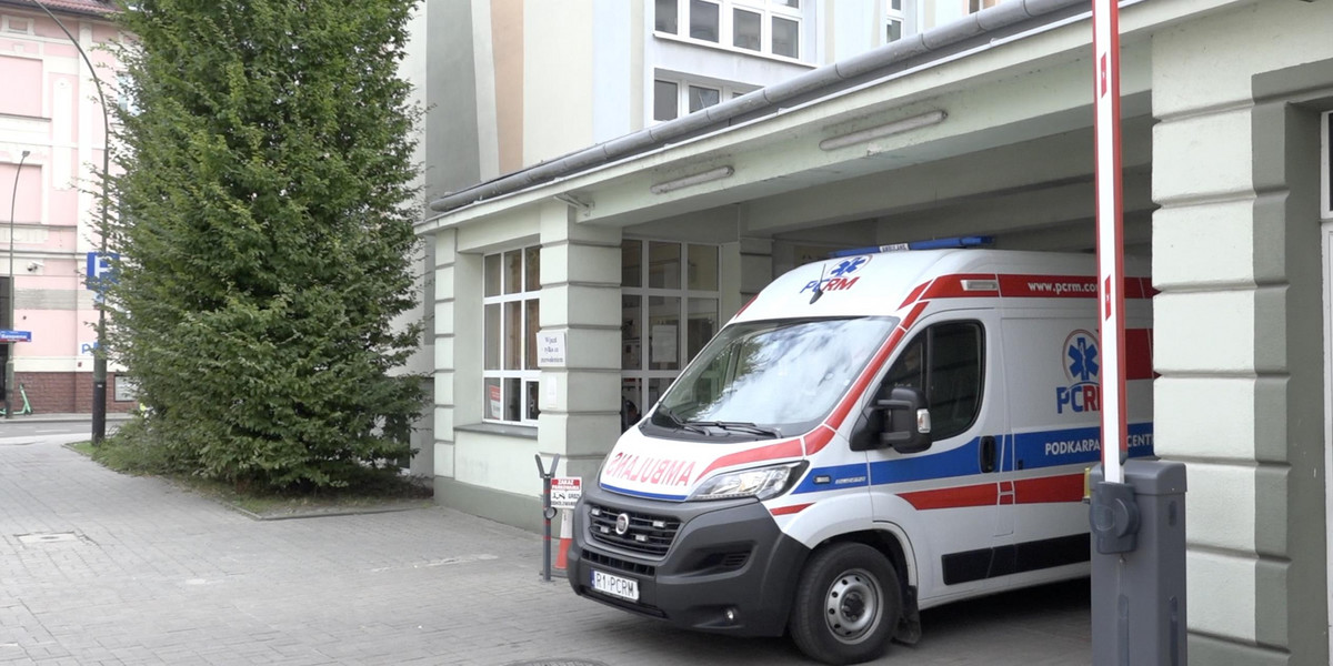 Karetka opuszcza Szpital Uniwersytecki przy ul. Szopena w Rzeszowie.