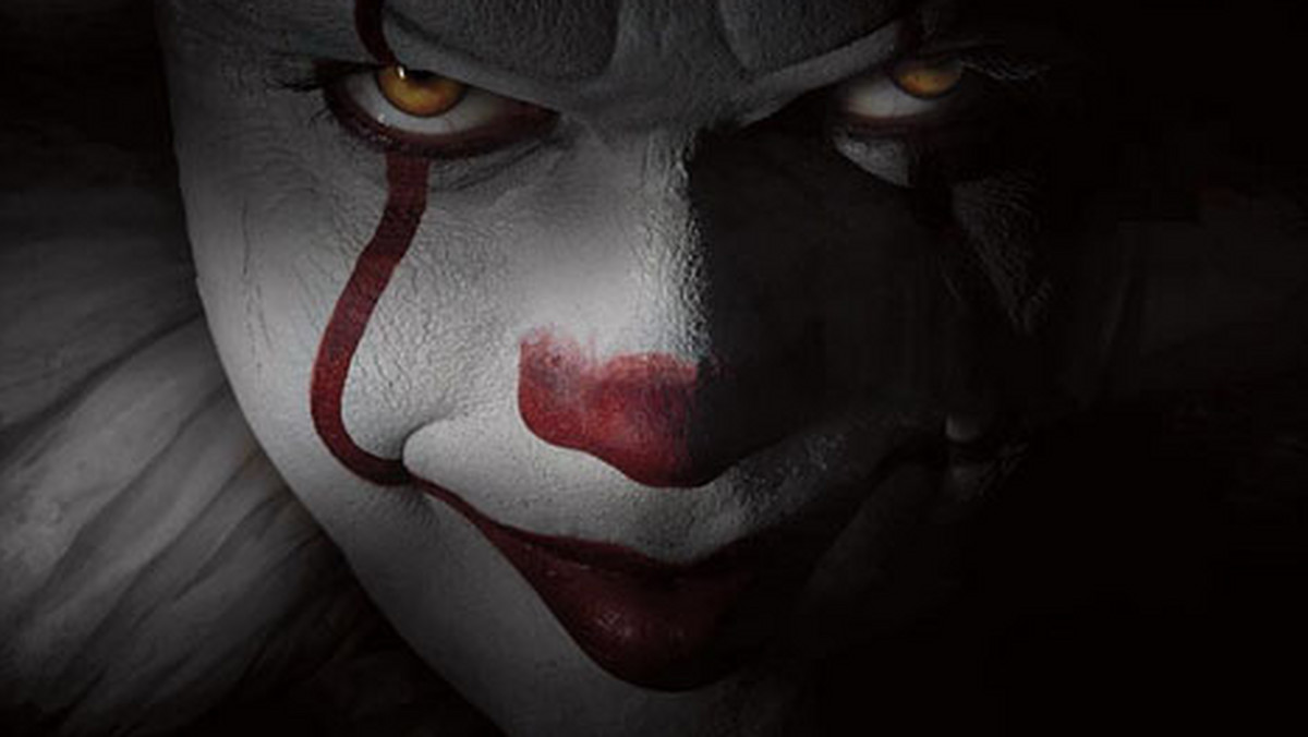 Już wiemy, jak będzie wyglądał Bill Skarsgard w roli klauna Pennywise'a w nowej, telewizyjnej wersji horroru "To" na podstawie powieści Stephena Kinga.