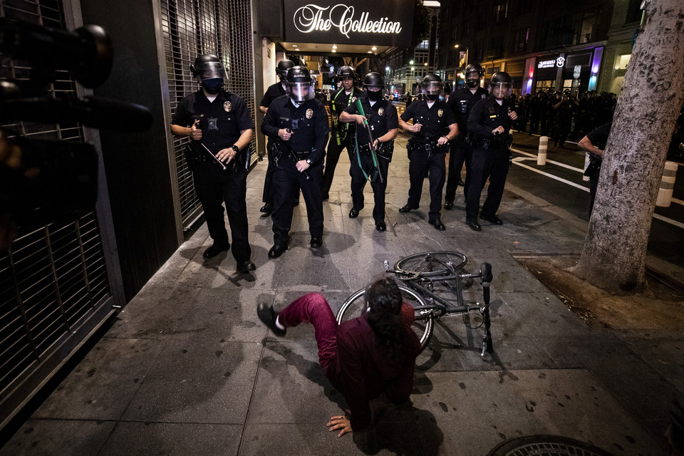Starcia policjantów z demonstrantami w Los Angeles