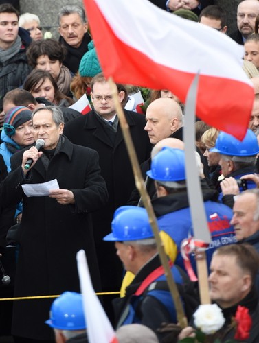 Uczestnicy 'Marszu w Obronie Demokracji i Wolności Mediów', współorganizowanego przez PiS w 33. rocznicę wprowadzenia w Polsce stanu wojennego