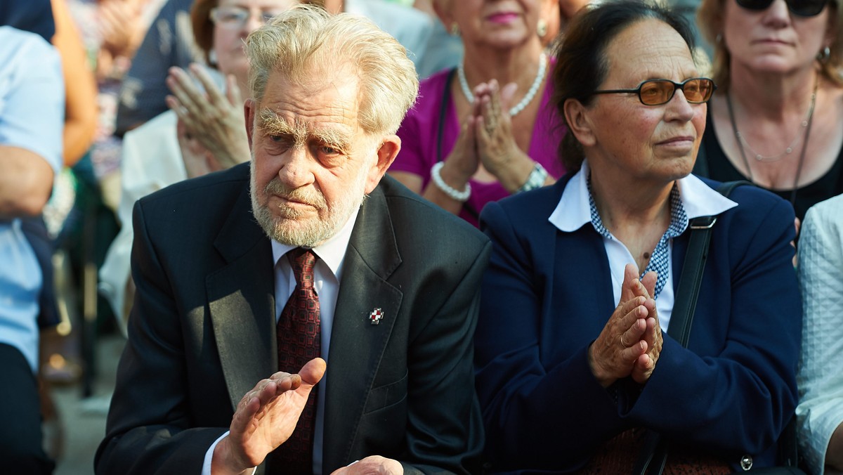 - Ania Walentynowicz zawsze szła swoją drogą, a główny prąd w PRL i w III RP był przeciwko niej; jej śmierć w Smoleńsku była symboliczna - powiedzieli PAP o legendarnej opozycjonistce Joanna i Andrzej Gwiazdowie.