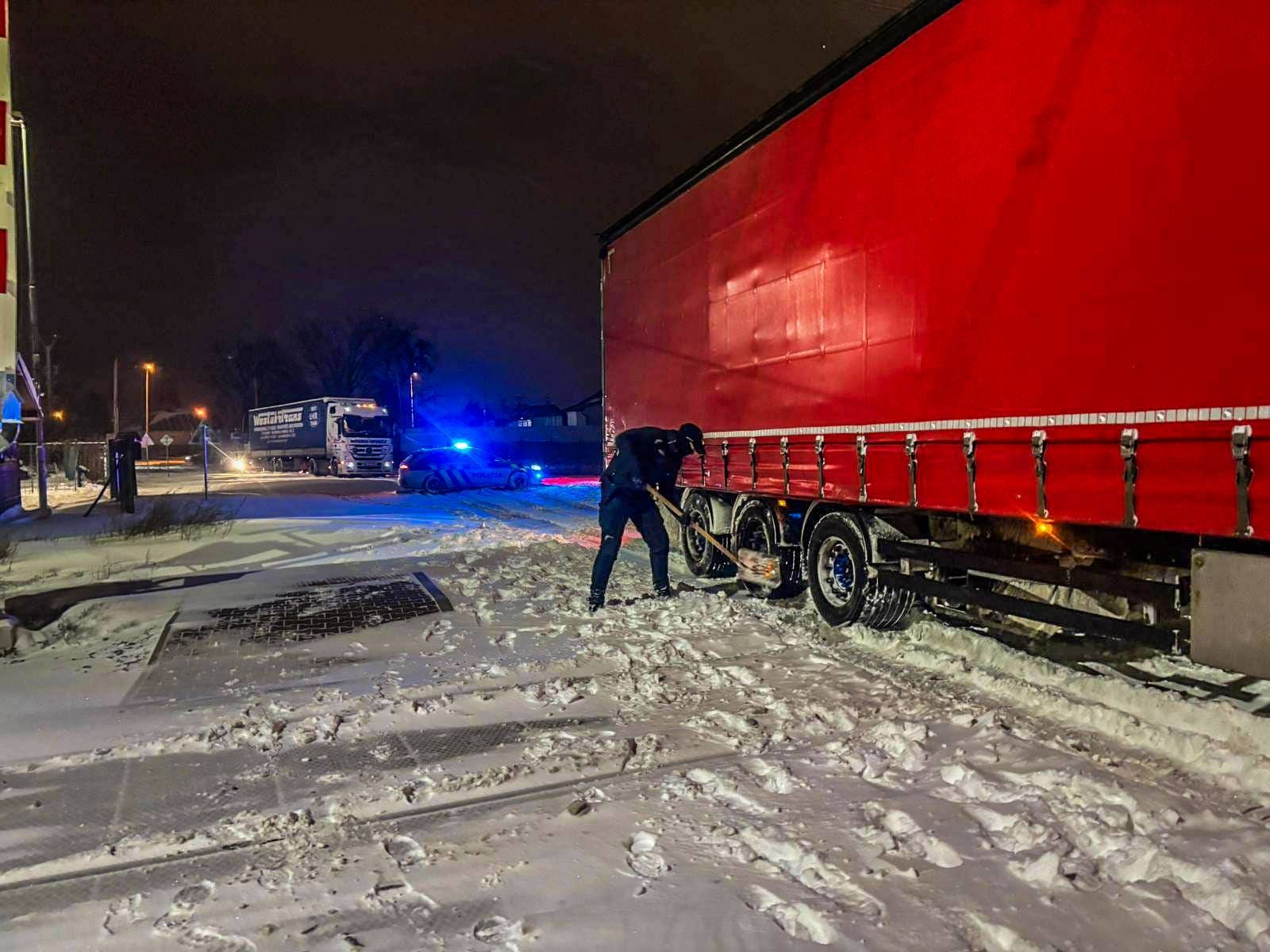 Kamión uviazol na železničnom priecestí v Michalovciach. 