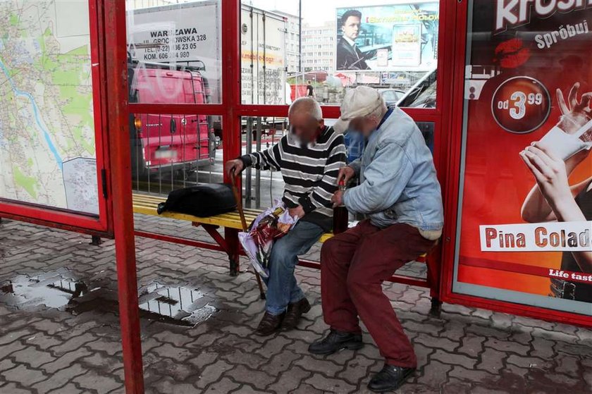 Menele okupują przystanki