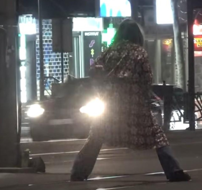 Ana Nikolić na tramvajskim šinama