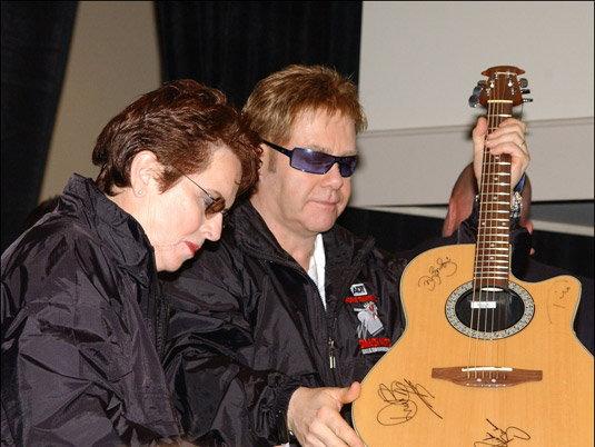 Elton John hadat üzent az AIDS-nek - Blikk