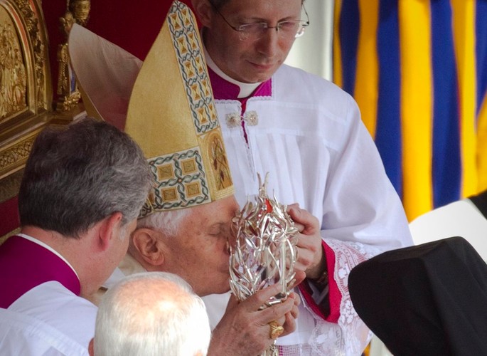 Papież całuje relikwiarz z krwią Jana Pawła II