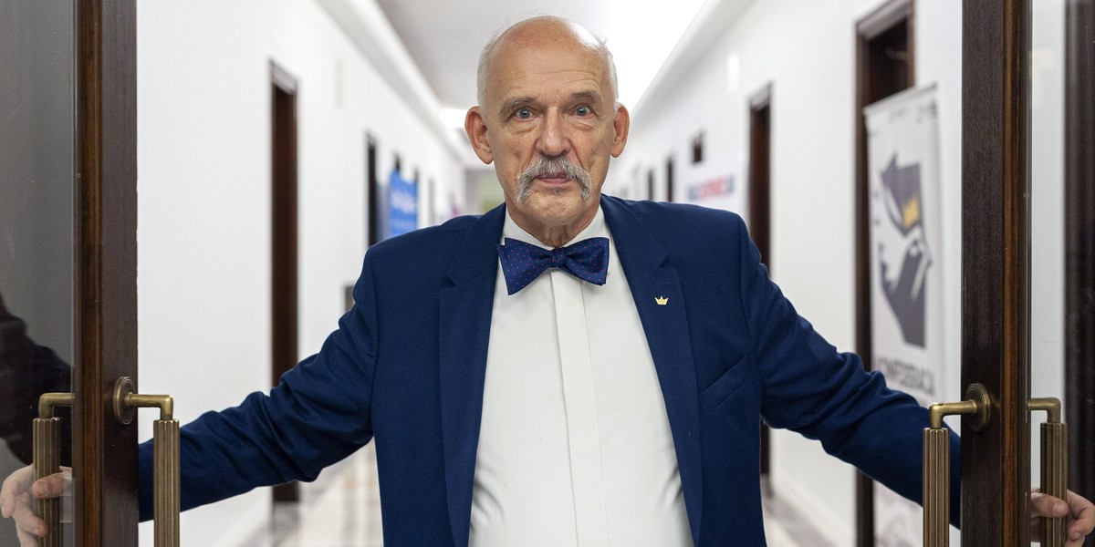 Janusz Korwin-Mikke wypowiedział się o polskich szkołach.