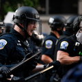 W USA policjantom wpaja się, że są na wojnie. Prowadzone są specjalne szkolenia z zabijania