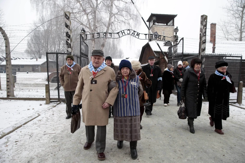 Preživeli logoraši pred logorom na Dan sećanja na žrtve holokausta