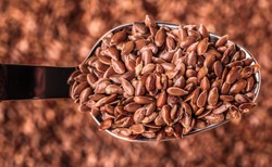 Pij siemię lniane o tej porze, a przyniesie najlepsze efekty. Boczki zaczną znikać