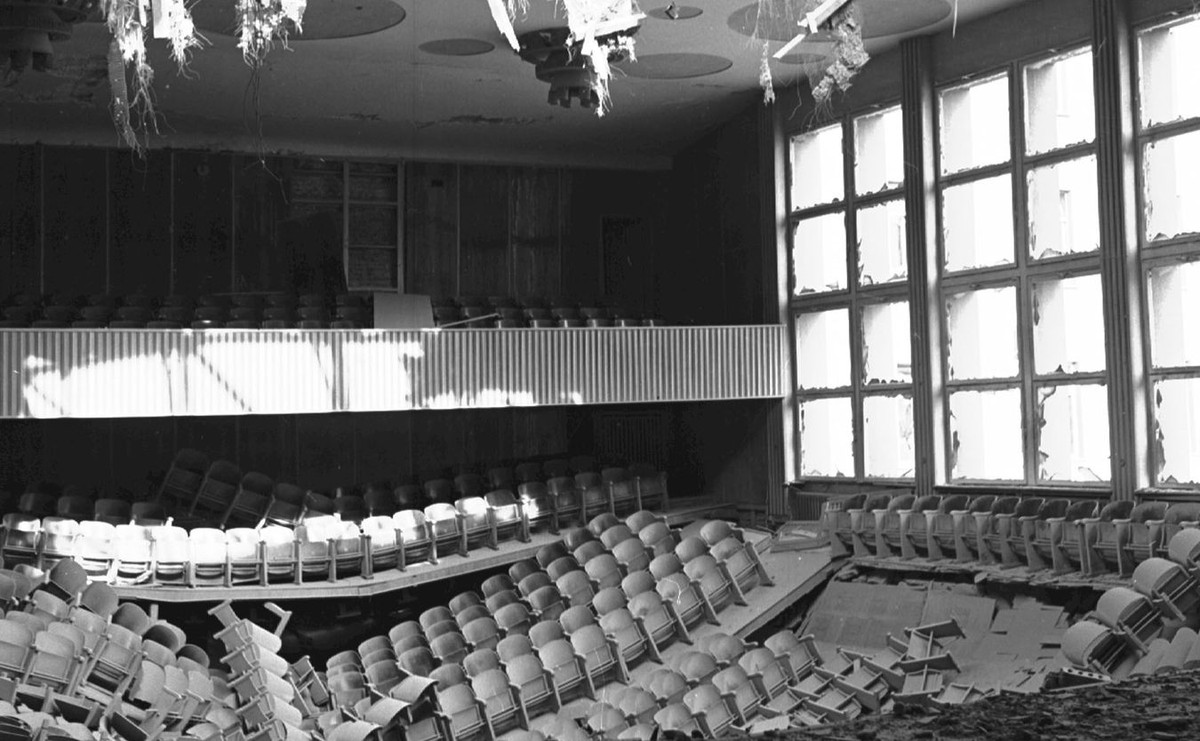 Widok auli Wyższej Szkoły Pedagogicznej w Opolu po wybuchu