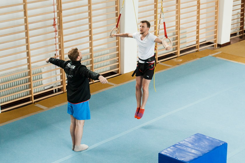 Piotr Kupicha na sali gimnastycznej
