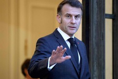 Macron bywał na imprezach u Epsteina? W sieci krążą 'dowody'